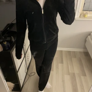 Gina tricot Cecilia velour set  - Ett jätte skönt mjukisset som inte är för dyrt perfekt att ha hemma!!💖 Om ni bara vill köpa byxorna elelr vara tröjan skriv till mig privat så löser vi det!!