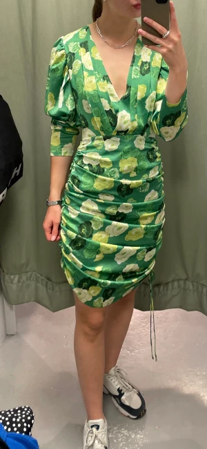 Adoore klänning - Använd ett fåtal gånger, normal i storleken 