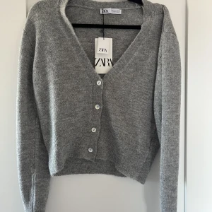Grå kofta - Grå kofta från Zara. Helt oanvänd med prislappen kvar. Storlek M liknar S.