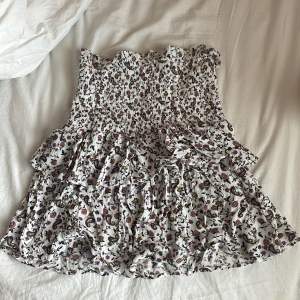 Säljer mina helt oanvända kjol med jätte fint mönster ifrån zalando🤍 Skriv privat för fler bilder ☺️ nypris: 329 