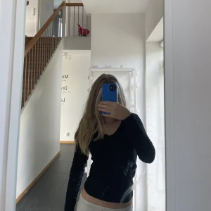 Basplagg svart långärmad  - Fint basplagg nästan aldrig använt, lite kort i armarna men annars jätte fin.