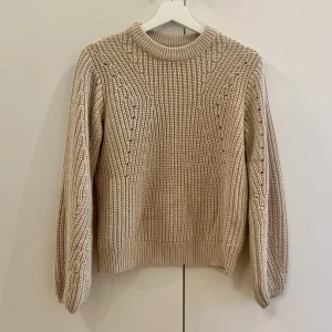 Stickad tröja, Strl. S - Beige stickad tröja från Gina Tricot. Storlek S. Fint skick!