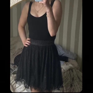 Vero Moda klänning  - Super super fin klänning med tyll material vid kjolen, passar perfekt till olika tillställningar. Helt oanvänd och sitter super fint 🫶🏼