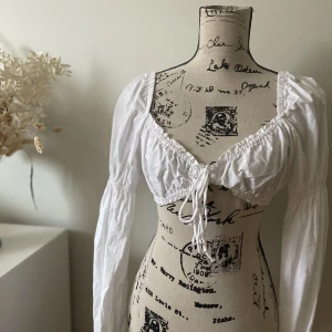 ☁️ Vit croptop ☁️ - Fin croptop med långa armar!  Använd några gånger, men i väldigt fint skick!