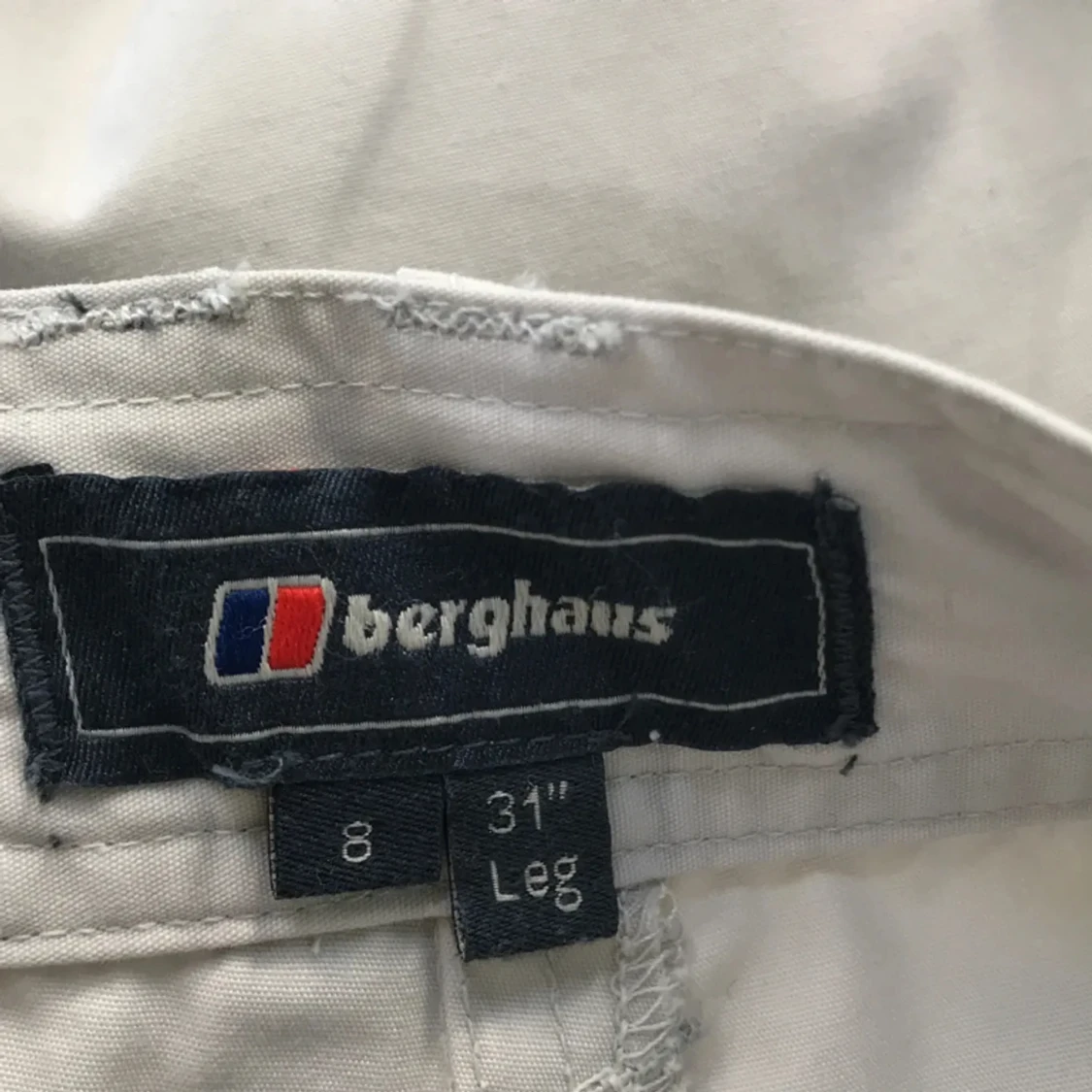 Grå/vita cargobyxor - 91