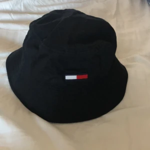 Tommy Hilfiger hatt  - Säljer den för vill inte ha den längre. Använt den 2 gånger. Kostade 350 kr
