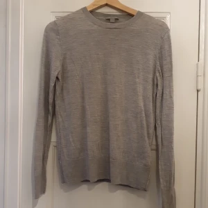 COS tröja i ull - En tunn tröja i 100% ull.