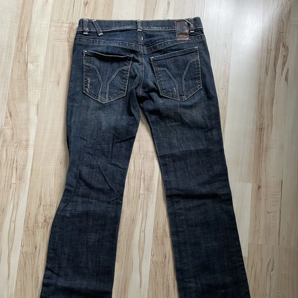 Sååå snygga utsvängda, lowrise jeans från miss sixty, som tyvärr är alldeles för långa för mig som är 158 cm. Köpta på sellpy💕 köparen står för frakten🥰. Jeans & Byxor.