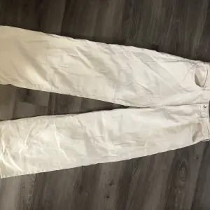 Breda beiga/vita jeans från H&M