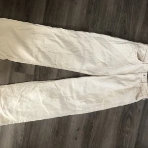 Beiga jeans - Breda beiga/vita jeans från H&M