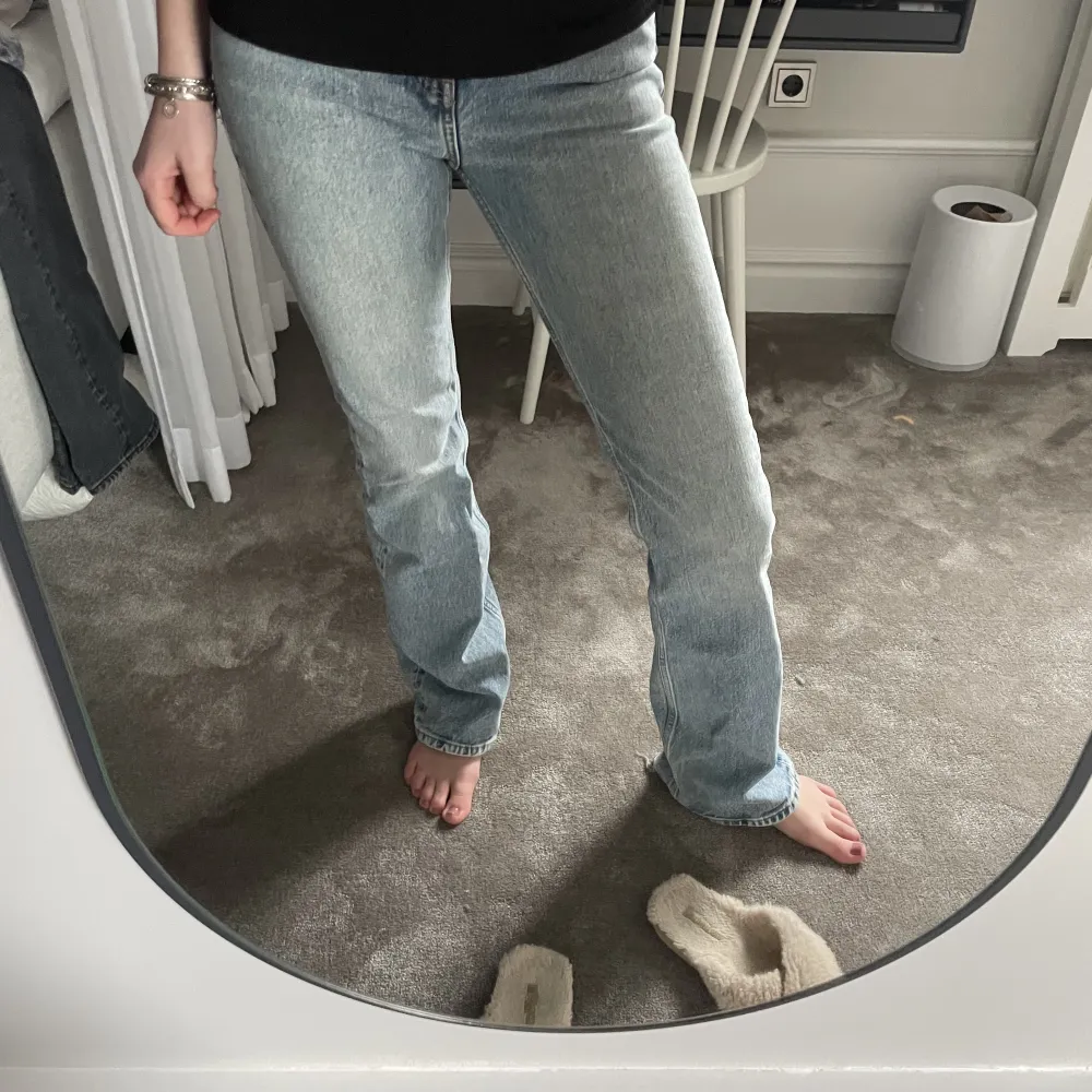 Så snygga jeans från other stories i storlek 26, samma modell som de svarta i min senaste annons (köp båda för 500kr). Jeans & Byxor.