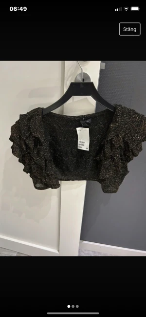 Svart bolero - Super snygg svart med glitter bolero! Prislappen är dock borta även fast den syns på bilden. Knappt använd💕☀️🌸