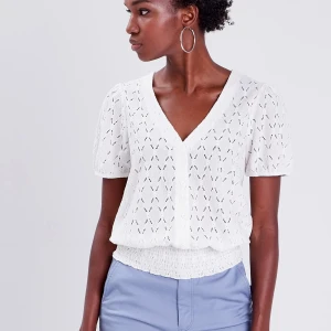 Vit blus  - Säljer denna supergulliga blusen som är slutsåld på zalando. Märket är cachecache. Endast använd 2 gånger så den är i nyskick ❤️