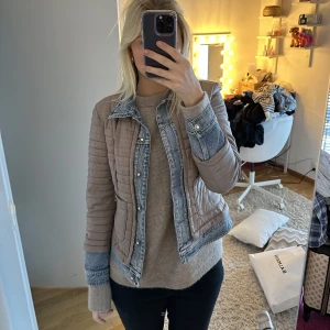 Vårjacka  - Så fin, unik vårjacka! Kan mötas upp i Stockholm! Köpt second hand utomlands!