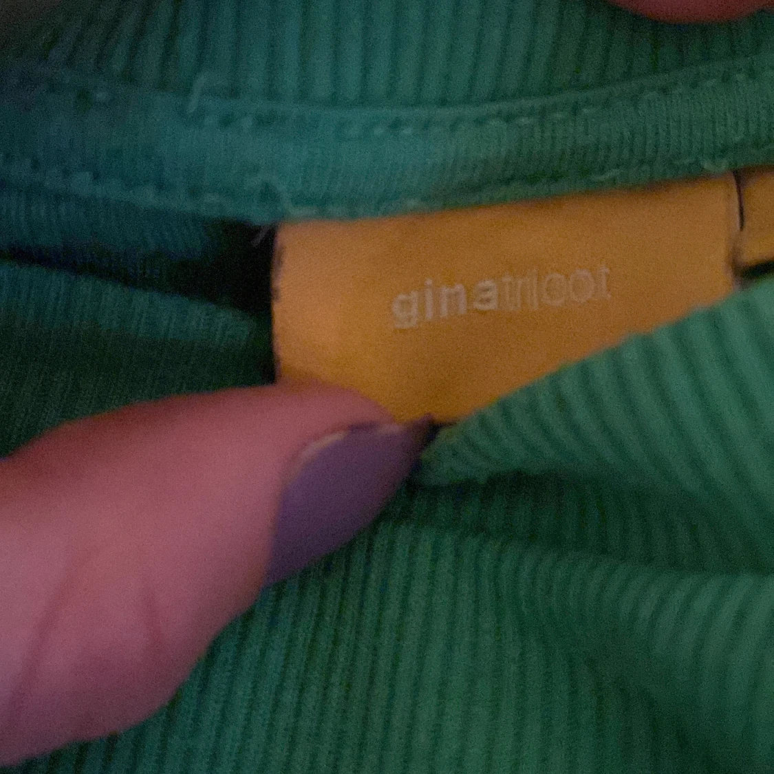 Grön tröja i storlek 146/152 men fikan även för 158/164 - 90