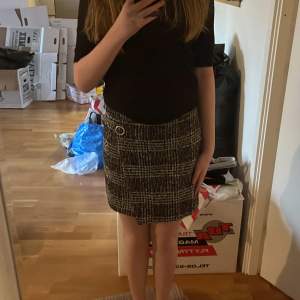 Hej! Jag säljer min fina kjol från HM divided och är perfekt att ha på hösten och våren med ett par strumpbyxor till! Säljer pga att den är för liten, i nyskick!