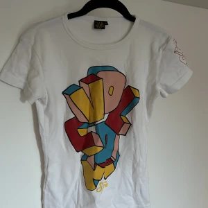 T-shirt - En jättecool t-shirt som jag köpt på Myrorna, men som från början är ifrån Volcom. Storleken är L men sitter tajt på mig som är en xs/s, så skulle tro att det kan vara en barn storlek (kan skicka bild hur den ser ut på). Skriv för fler bilder💓 