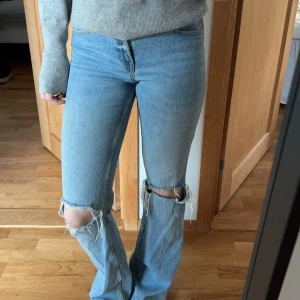 Zara jeans - Jeansen är ifrån zara och köptes för lite mer än ett år sedan. Modellen är bootcut med ganska långa ben st 34. Säljer pga lite små för mig ❤️‍🔥❤️‍🔥