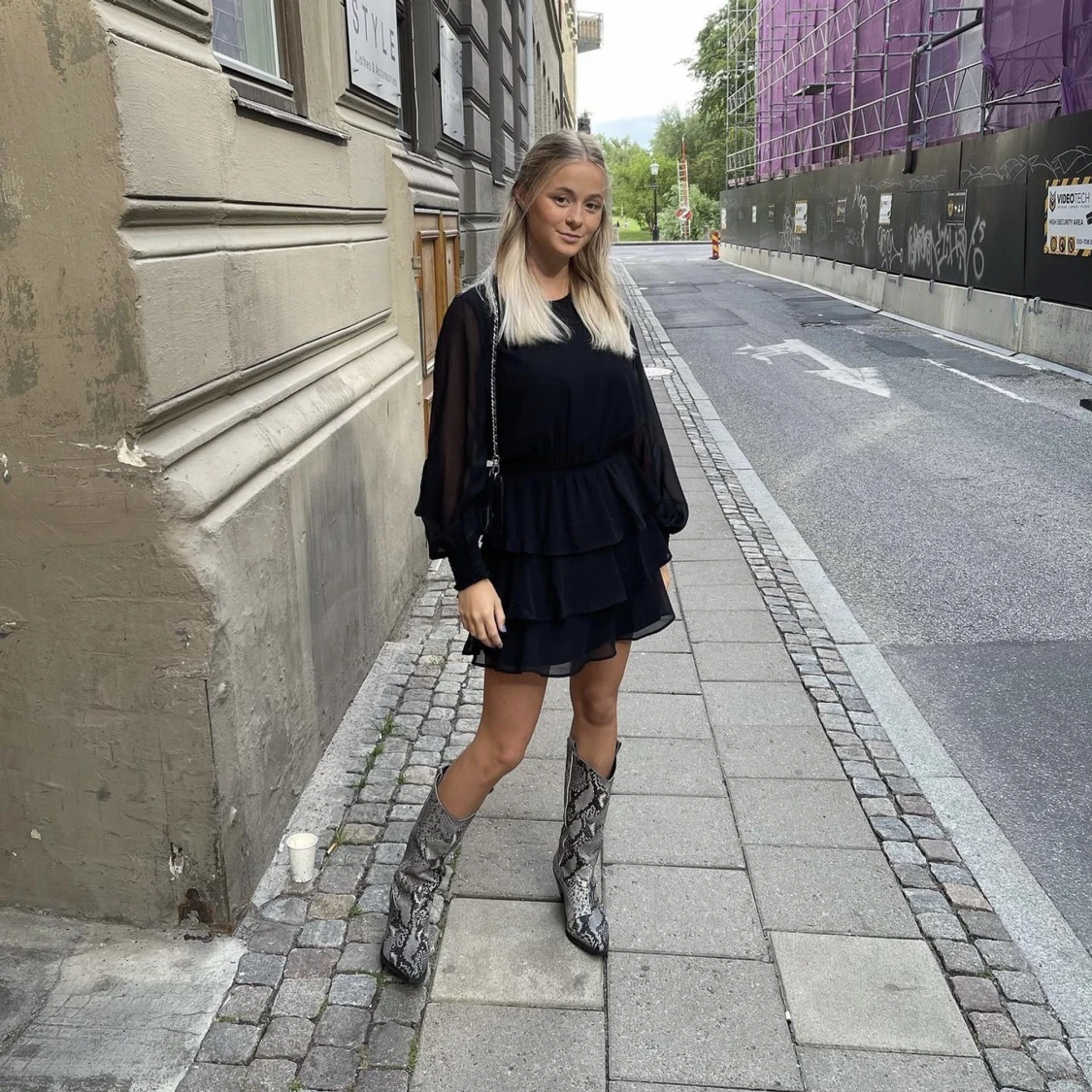 Svart volangklänning - 90