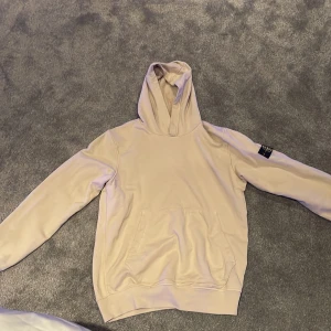 Stone Island - Säljer nu min Stone island Hoodie då den är för liten. Köptes i Sommras på NK i Stockholm. Cond 9/10 knappt använd. Vid frågor och för fler bilder skriv.☝️Pris kan diskuteras.