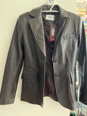 Läderjacka  - Fin kvalitet läderjacka. Det är från Bella Hadids kollektion med About you. Superfin med tyvärr lite för liten för mig. Ordinarie pris 2279 kr. 