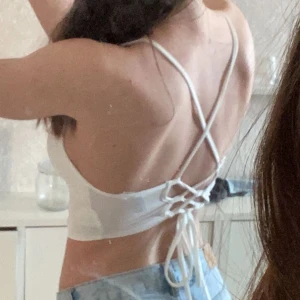 Linne med öppen rygg - Vitt linne från H&M, triangelformat framme. Storlek XS