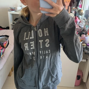 Holister zip Hoodie - En grå zip huddie från hollister med luva säg ett pris så kör vi på det (jag står inte för frakten) men kan mötas upp i Norrköping.betalning med Swhich❤️ 
