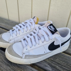 Nike Blazer Low 77 White/Black - Nike sneakers i fint använt skick. Liten skada finns bak på högerskon (se bild).