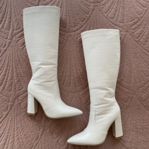 Vita stövlar - Världens snyggaste boots i vitt 🤩🤍 perfekta till sommarens alla fester och passar till nästan alla klänningar 💘 klacken är ungefär 9 cm