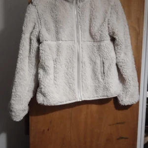 Kort teddyjacka - 146/152 kort ljusbeige teddyjacka