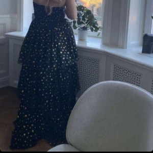 Bal klänning från lace&beads - Jätte fin balklänning i storlek 40 men passar mer som 38. Har använt 1 gång. Nypris 1400kr