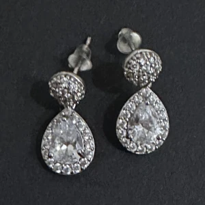Buckingham Palace Teardrop Earrings - Hypoallergenic and nickel safe Jätte fina silver örhängen med glas kristaller  Använda 1 gång Tyvärr har jag inte original örhänge skruv Men jätte fina på Kommer med original förpackning kolla hemsidan  https://www.royalcollectionshop.co.uk/buckingham-pal
