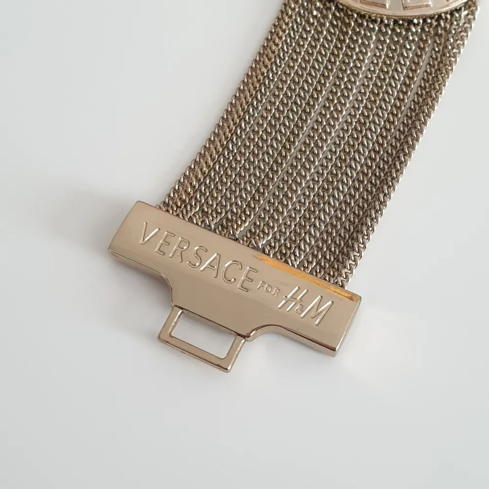 💗FÖRST TILL KVARN!💗 Ett armband från H&M :s kollektion i samarbete med Versace. Så unikt och fint smycke eller samlarobjekt. Testad några gånger. Kommer i hel förpackning med original kartong och tag. 475kr + frakt. Accessoarer.