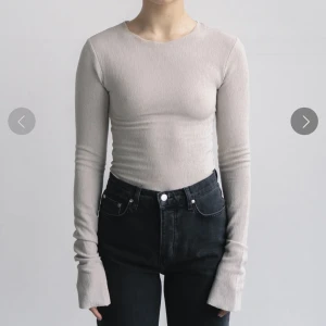 ADSGN tröja - Helt ny och oanvänd ADSGN tröja (Alice Stenlöfs märke) storlek XS💞prislapp kvar (missade returtiden och den sitter lite för tajt på mig) Nypris runt 500:-💞exakt samma färg som på bilden