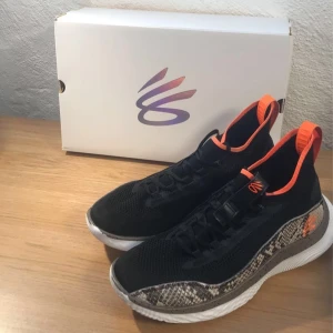 Curry Flow 8 'Strike & Flow' - Ny pris med denna storlek ligger runt 2000. Knapt använd en halv säsong, skick 10/10.  Skriv för mer bilder eller information.