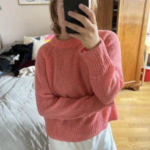 Stickad tröja från arket - En jättefin rosa stickad tröja från arket i wool blend.