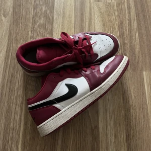 Jordans  - Vinröda jordans. Liten slitning på kanten (se bild 3) men annars i bra skick. Storlek 40 men passar mig som har 39 också 