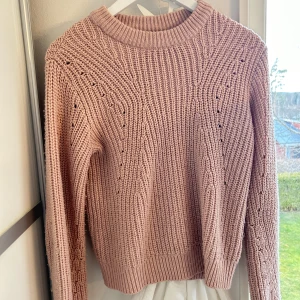 Rosa stickad tröja - Säljer min söta stickade tröja. Kommer inte längre till användning. Fin rosa färg. Passar XS-S