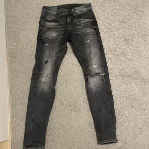 Säljer då mina g-star jeans skinny fit eftersom de är för små. Storlek på dem är 28x32. Original pris på de är 1100, däremot säljer jag de för 400kr.