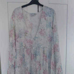 Långklänning från NAKD strl xl - Jätte fin somrig lång kläning från NAKD stl xl , knappt använd