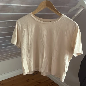 t-shirt  - T-shirt strl S, pris kan diskuteras 