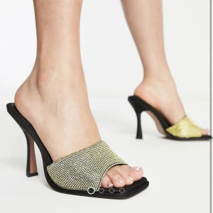 Klackskor  - Från asos. Nyskick, har endast testat. Slutsålda på hemsidan, ska vara 10cm klack om jag kommer ihåg rätt.  Kommer inte till användning, nypris 450kr men köpt på rea, säljer för 140kr.  Köpare står för eventuella fraktkostnader.