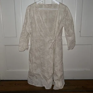 Odd Molly klänning - Så fin sommarklänning med blommig brodering. Väldigt unik. Passar perfekt till midsommar, studenten… står ingen storlek i men passar allt från 34-38 eftersom den går att knyta❤️