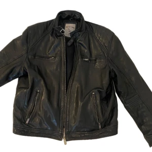 svart läderjacka - Läderjacka köpt second hand men väldigt bra skick, säljer endast pga använder för sällan. Storlek xxl men jag kan ha den oversized, brukar ha storlek S och sitter då som på bilden. Skriv om du har fler frågor, köparen står för frakt 🫶🏼