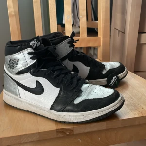 Air Jordan one  - Ett par Air Jordan one skor som har använts. Är lite slitna (skriv för fler bilder) men skorna är fortfarande jätte coola och snygga. St 40,5W och är köpte från restock och är äkta. 