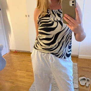 Mönstrad topp - Fin oanvänd mönstrad topp med kors i ryggen💕