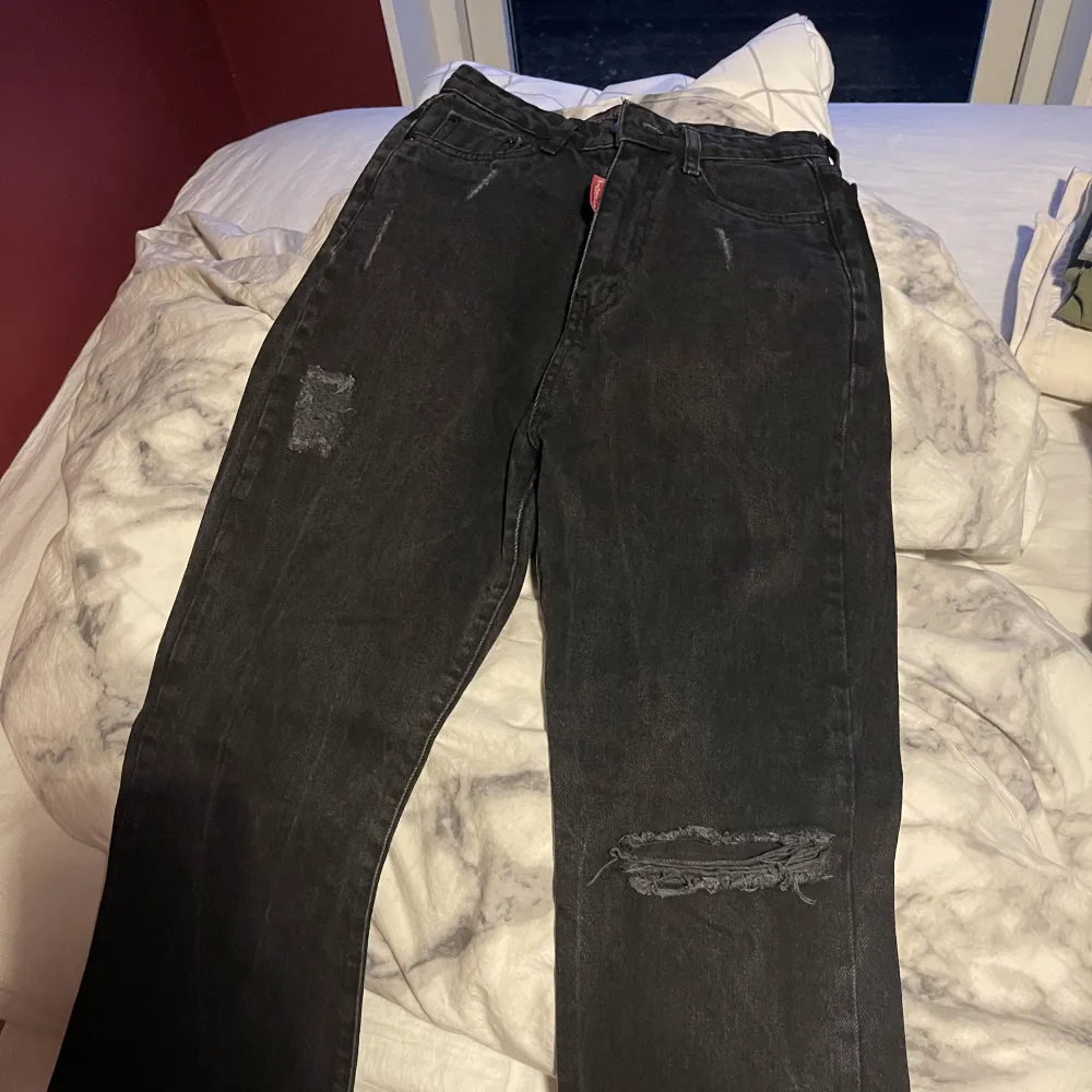 Ett par super fina jeans som blivit tajta på mig och inte är till användning. Använd ett få tal gånger. Perfekt längd i benen. Skulle nog säga att dem är i storlek Xs, eftersom jag vanligtvis har s på mina jeans och dessa sitter lite tajt på mig.. Jeans & Byxor.