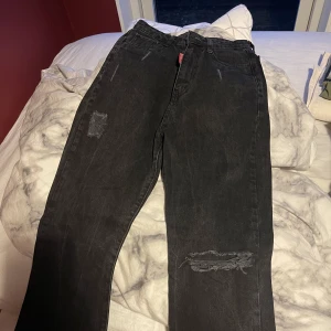 Svarta jeans - Ett par super fina jeans som blivit tajta på mig och inte är till användning. Använd ett få tal gånger. Perfekt längd i benen. Skulle nog säga att dem är i storlek Xs, eftersom jag vanligtvis har s på mina jeans och dessa sitter lite tajt på mig.