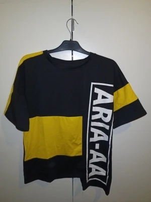 Oversize stylad t-shirt - Bra kvalitet på materialet och trycket. Inte använd, endast testad en gång. Kan mötas upp i Stockholm, men betala då med swish. Kontakta för mer information :)