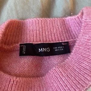 Stickad tröja - Super söt stickad tröja från mango❤️aldrig använd! Köpte för ca 300kr men säljer för 70+frakt! 